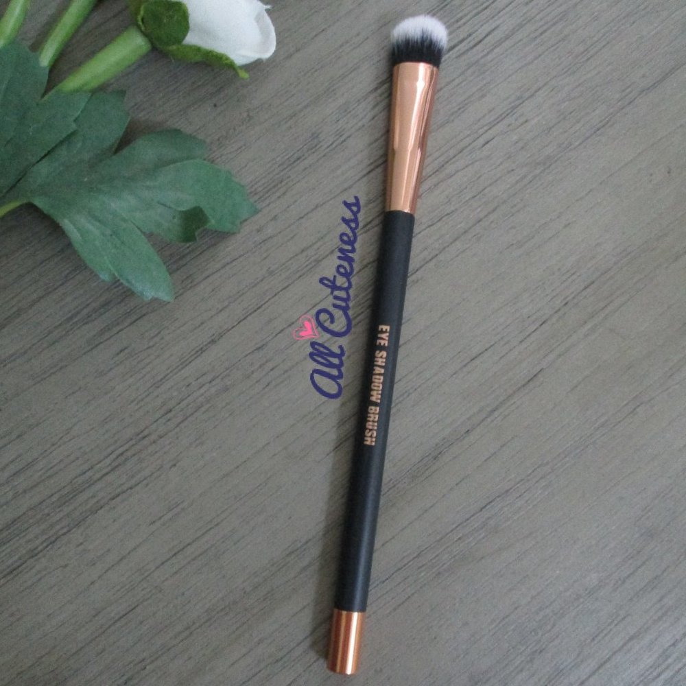 🎀 (NWOT) Eye Shadow Brush